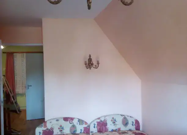 Strandközeli családi apartman Balatonfenyvesen – csendes udvarral, bográcsozási lehetőséggel