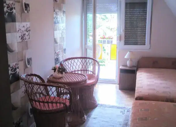 Strandközeli családi apartman Balatonfenyvesen – csendes udvarral, bográcsozási lehetőséggel