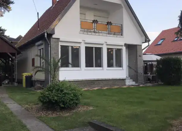 Strandközeli családi apartman Balatonfenyvesen – csendes udvarral, bográcsozási lehetőséggel