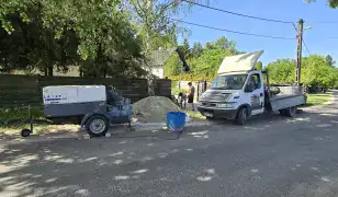 Estrich-betonozás, gépi földmunka