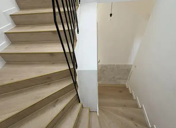 Lépcső teljes körü burkolása