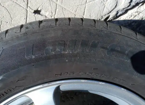 195/65/R15-os nyári gumi alufelnivel