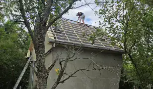 Tetőfedő, bádogos, kőműves munkák