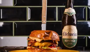 Tarantino-ihlette páros gasztrokaland a Quentin’s Burgerben