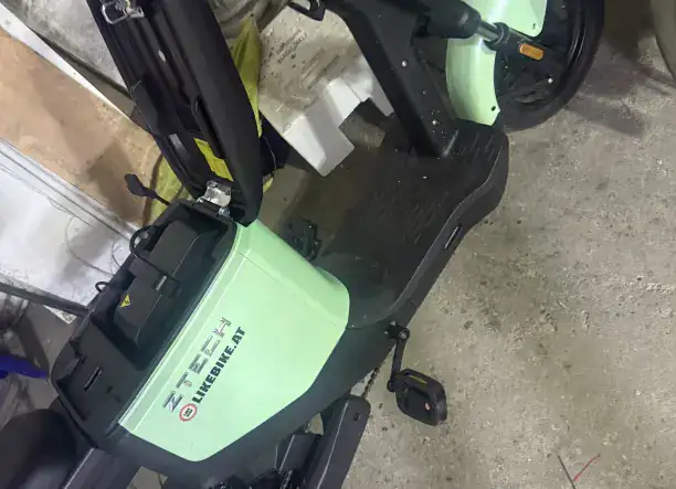Z-Tech ZT-05 típusú elektromos moped/robogó