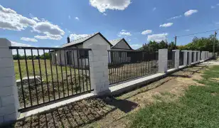 Kerítések, korlátok, egyéb egyedi fémszerkezetek gyártása és beszerelése