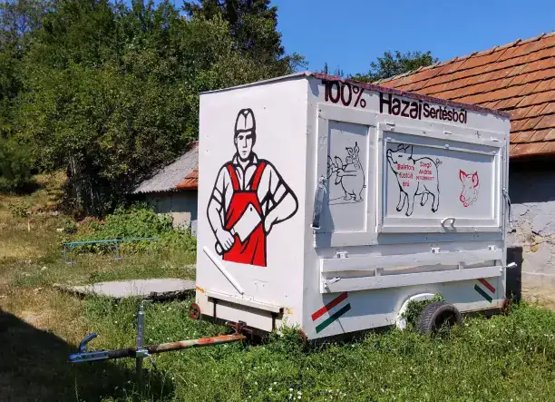 Füstölt húsos konténer