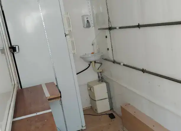 Füstölt húsos konténer
