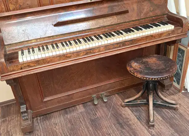 Antik német pianino Áporkán