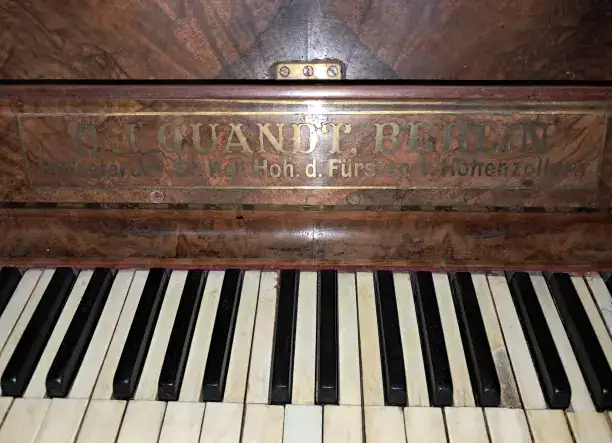 Antik német pianino Áporkán