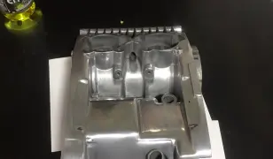 Motor blokk tükör polírozása.