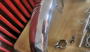 Motor sárvédők polírozása.