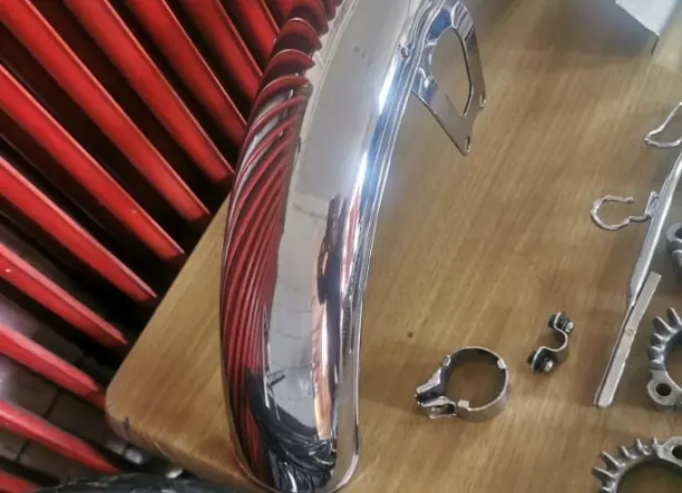 Motor sárvédők polírozása.