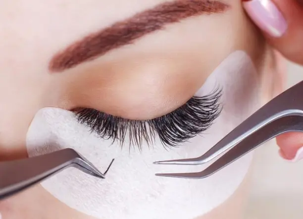 Műszempilla építése a Pillwax Beauty szalonban