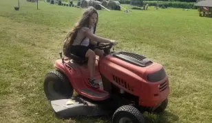 Fűnyíró traktor vezetés a Kövér Ranchon