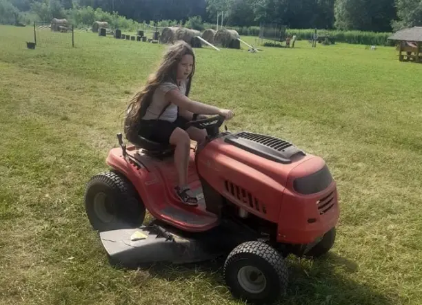 Fűnyíró traktor vezetés a Kövér Ranchon