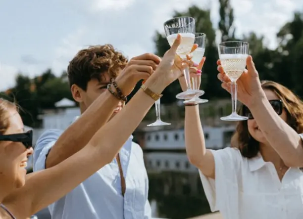 Városnéző hajókázás a Dunán egy pohár tokaji borral, üdvözlő itallal, a Gróf Széchenyi fedélzetén