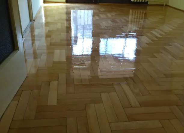 Parkettás laminált burkolás