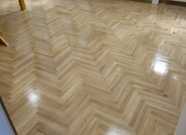 Parkettás laminált burkolás