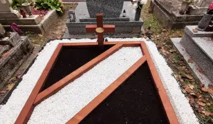 Egyedi fa síremlék építése