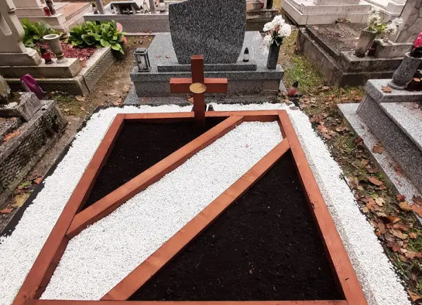 Egyedi fa síremlék építése