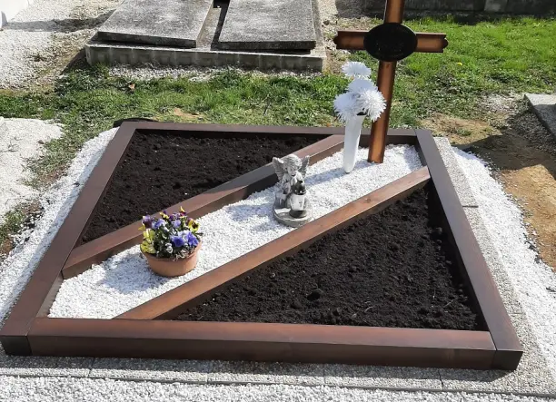 Egyedi fa síremlék építése