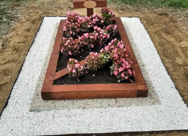 Egyedi fa síremlék építése