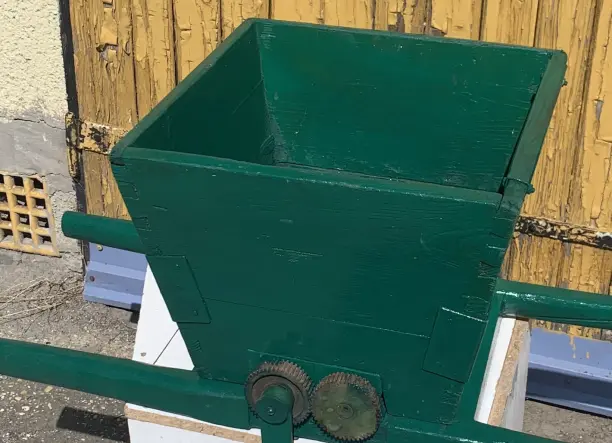 Eladó egy felújított gyümölcsdaráló