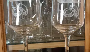 Egyedi ajándéktárgyak, üvegplakettek készítése.
