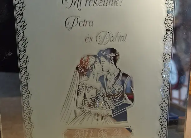 Egyedi ajándéktárgyak, üvegplakettek készítése.