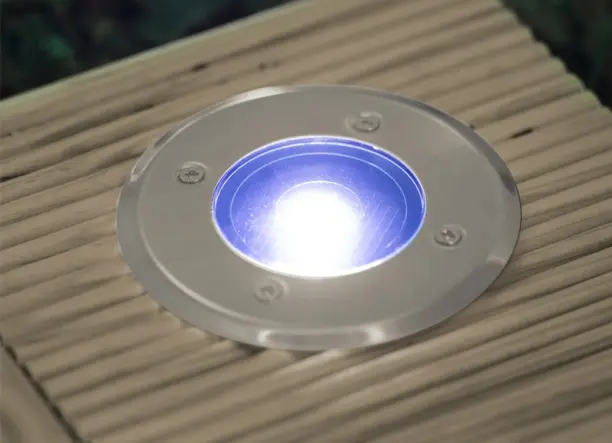 LED-es süllyeszthető, lépésálló szolár lámpa