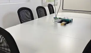 Eladó nagy méretű tárgyalóasztal