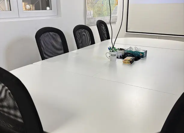 Eladó nagy méretű tárgyalóasztal