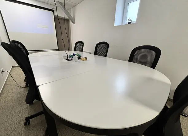 Eladó nagy méretű tárgyalóasztal