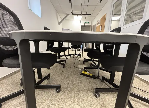 Eladó nagy méretű tárgyalóasztal