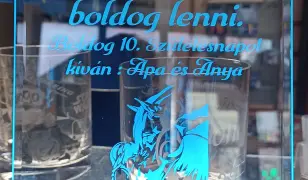 Egyedi üvegplakettek készítése