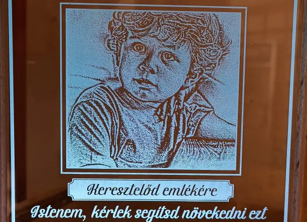 Egyedi üvegplakettek készítése