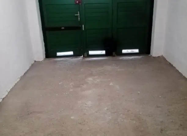 Garázs KIADÓ hosszú távra elraktározás céljából ( nem mindennapi használat )