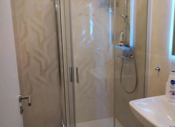 Zuhanykabin és más szaniterek