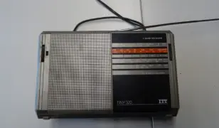 Gyűjtőket érdekelhet! 50 éves ITT TINY320 táskarádió kifogástalan állapotban, hálózati adapterrel eladó