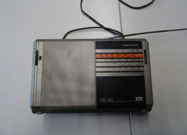 Gyűjtőket érdekelhet! 50 éves ITT TINY320 táskarádió kifogástalan állapotban, hálózati adapterrel eladó