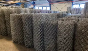 Drótfonat, drótkerítés, drótháló, vadháló, oszlop, kapu, kerítéspanel, kerítésépítés