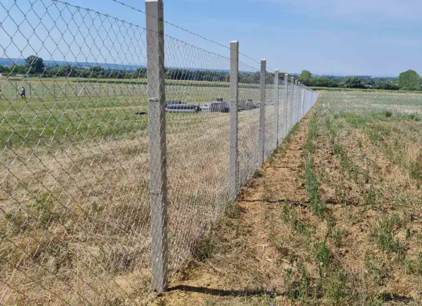 Drótfonat, drótkerítés, drótháló, vadháló, oszlop, kapu, kerítéspanel, kerítésépítés