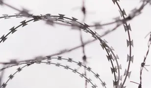 NATO háló, pengés kerítés, drótháló, vadháló, oszlop, kapu, huzal, kerítés