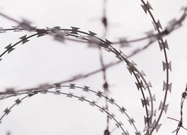 NATO háló, pengés kerítés, drótháló, vadháló, oszlop, kapu, huzal, kerítés