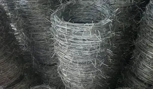 Szögesdrót, drótháló, vadháló, drótfonat, oszlop, kapu, huzal, kerítés