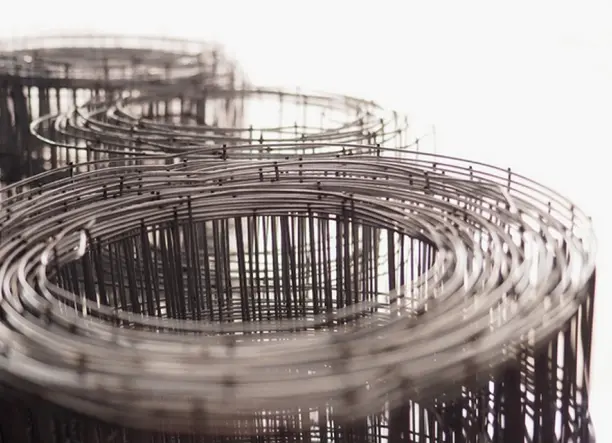 Szögesdrót, drótháló, vadháló, drótfonat, oszlop, kapu, huzal, kerítés