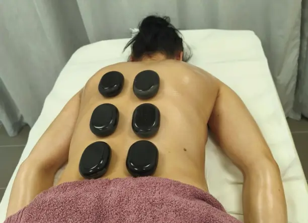 Lávaköves masszázst, frissítő svéd masszázst és tibeti méregtelenítő méz masszázst vállalok!