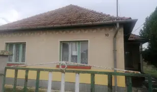 Felújításra fel! Kamuton, kiváló elrendezésű, masszív szerkezetű családi ház eladó! Jó fogás ! 😊