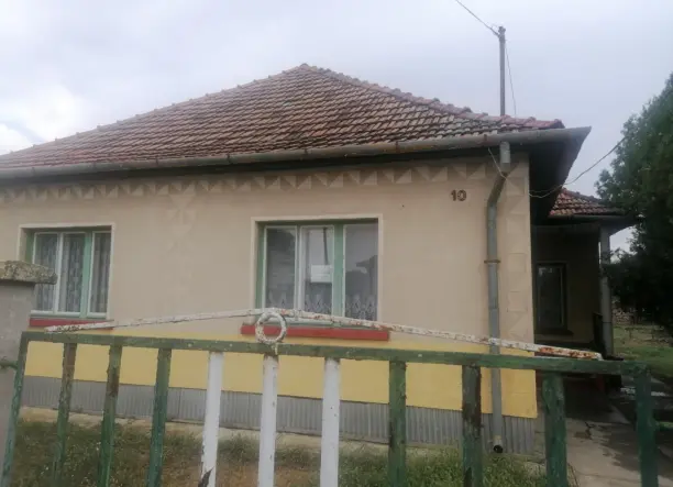 Felújításra fel! Kamuton, kiváló elrendezésű, masszív szerkezetű családi ház eladó! Jó fogás ! 😊